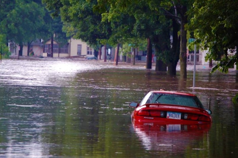 امان السيارة في الفيضان